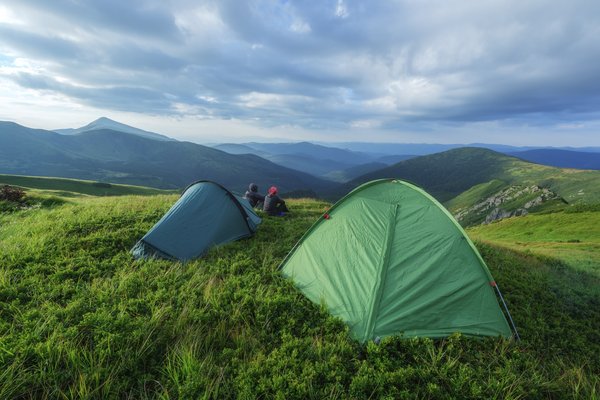 Comment choisir une tente résistante aux vents de sable pour un camping dans le désert?